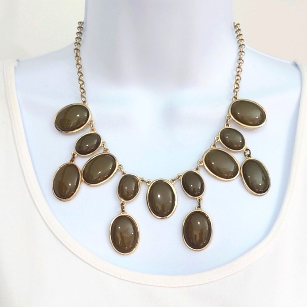 EUC Gold tone and olive, adjustable bib necklace
